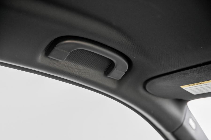 Детали интерьера BMW M3 Coupe (E93) 2011 года  (NA) (фото 65 из 80)